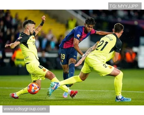 梅西在西甲比赛中创造新纪录,巴萨击败拉科鲁尼亚领跑积分榜